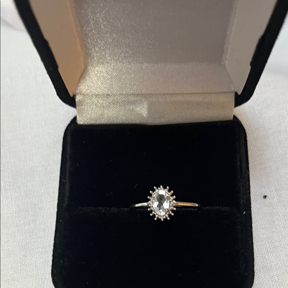 Stunning Silver Oval Ring with Sparkling Centerpiece